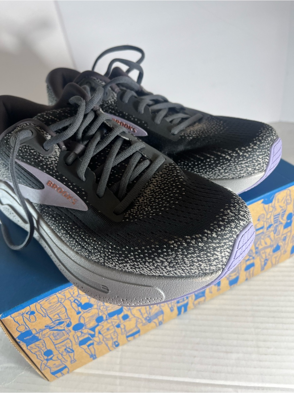 Brooks goes Max 2 woman’s size 10 like new - Picture 4 of 16